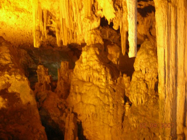 All'interno delle grotte di nettuno, si vedono qualche stalattite e qualche formazione rocciosa.